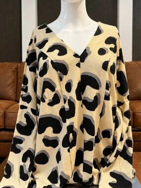 Oddi Oversized Leopard Print V-Neck Long Sleeve Top – Cream & Black